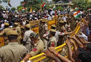 Police use Gandhian methods to tackle Hazare supporters