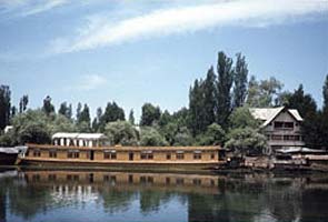 India's first floating post office, now open in Srinagar