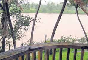 Heavy rain traps tourists at Thane resort