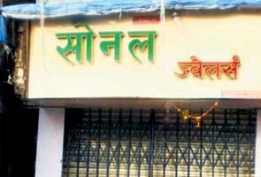 To trap robber, locals lock him in shop with jeweller To trap robber, locals lock him in shop with jeweller
