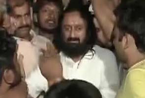 Sri Sri Ravishankar reaches Tihar to meet Anna, lashes out at Congress