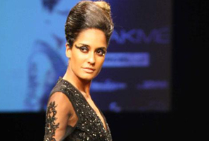 Shabana NGO's women create Anita Dongre's LFW collection