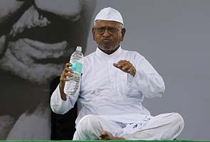 Won't give up, says Anna at Ramlila Maidan