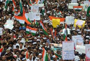 25,000 people at Anna camp; no intent to destabilise govt, says his team
