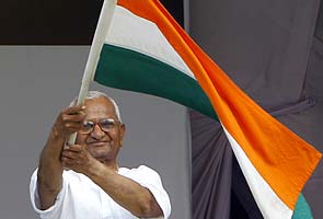 Anna ends fast as Parliament starts Lokpal debate