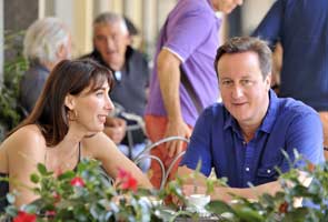 David Cameron returns to cafe to tip waitress who was too busy to serve him