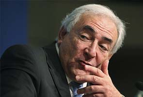 Housekeeper sues Strauss-Kahn over New York hotel encounter