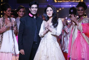 Manish Malhotra brings curtains down on LFW in style