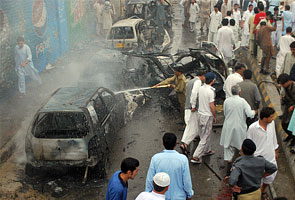 Suicide car bomb near mosque kills 10 in Pakistan