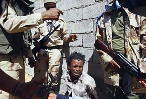Libyan fighters inch forward in Gaddafi hometown