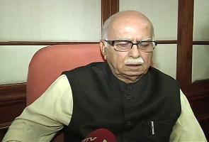 Gujarat Lokayukta row: Advani meets Pranab