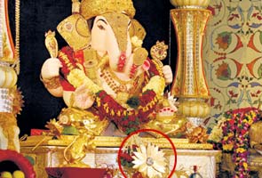 Rs 2-crore flower sent anonymously for Dagdushet Ganesh