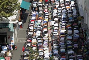 France ban on Muslim street prayers comes into effect