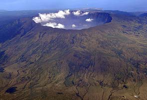 Farmers flee as history's deadliest volcano rumbles