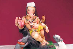 Ganpati dons Gandhi cap, reads Jan Lokpal bill