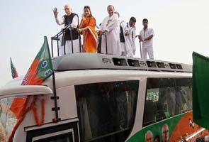 Advani's rath damaged on bridge