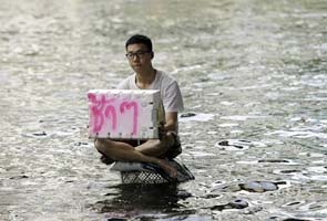 Government warns, thousands evacuate flood-surrounded Bangkok