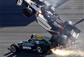 Dan Wheldon dies in fiery IndyCar crash 