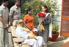 Karunanidhi meets Sonia Gandhi, Law Minister