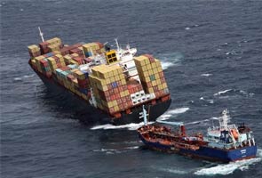 Oil from stuck ship washes onto New Zealand beach