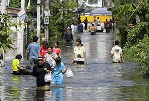 Thailand floods: Bangkok in 'crisis mode', second airport shuts down