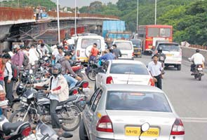 Headless body in river holds up traffic on Pune bridge