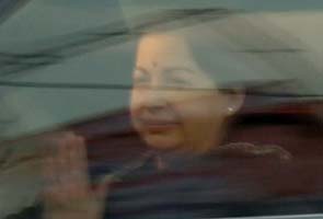 Jayalalithaa reaches Bangalore to appear in court