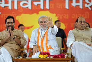 Narendra Modi begins day-long <i>sadhbhavna</i> fast 