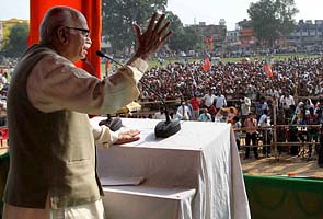 Congress is making DMK a scapegoat in 2G scam: Advani