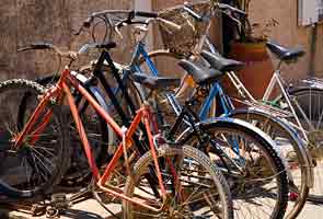 Free mobiles, bicycles for retaining Bihar migrant labourers