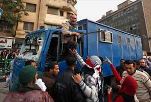 Police, protesters clash at Tahrir Square: 1 dead, over 600 injured  