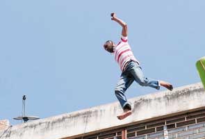 Jilted lover jumps off 5-storey house as cops, crowd watch 