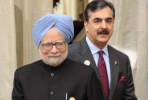 PM Manmohan Singh meets Pak PM Gilani on sidelines of SAARC summit 