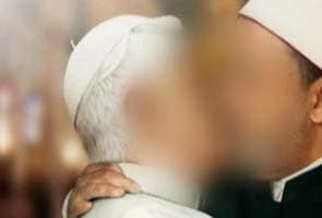 Benetton pulls pope-imam kiss ad after Vatican protest  