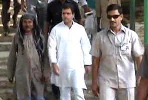 Rahul visits Vindhyachal temple, Kantit Sharif