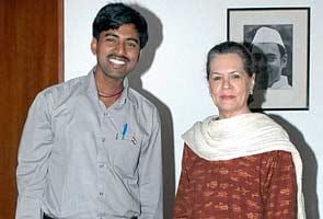 Sonia Gandhi meets KBC winner Sushil Kumar