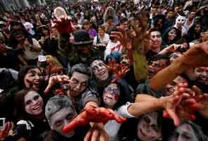 Mexico City 'zombies' gather to challenge record Mexico City 'zombies' gather to challenge record
