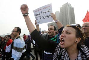 Egypt riot police clears Tahrir Square of protesters