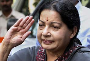 Judge hearing Jayalalithaa's case recuses himself