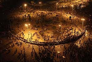 Hundreds back on Cairo's Tahrir Square after night of clashes