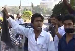 Black flags waved as Anna drives past in Mumbai