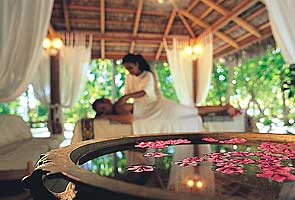 Maldives closes hundreds of luxury resort spas 