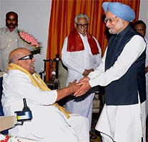 Mullaperiyar Dam row: PM meets Karunanidhi, Kanimozhi in Chennai