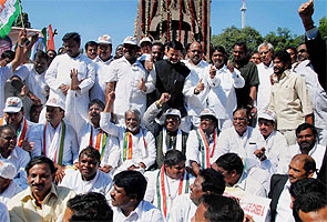 Congress politicians stage protest over Telangana