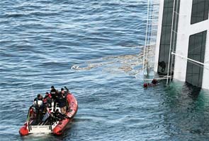 Italy cruise wreck rescue halted, captain under house arrest 