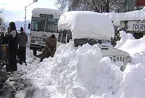 Cold wave hits northern India; Jammu-Srinagar highway snowed in  