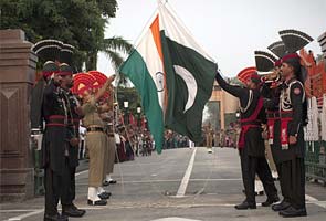 BSF distributes sweets to Pakistani counterparts on R-Day
