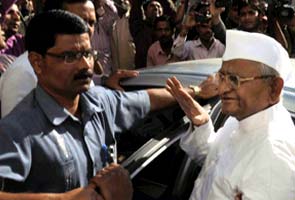 Anna Hazare discharged from hospital in Pune