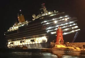 Six dead as cruise ship runs aground off Italy