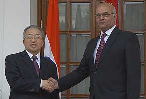 India, China begin talks on border issue